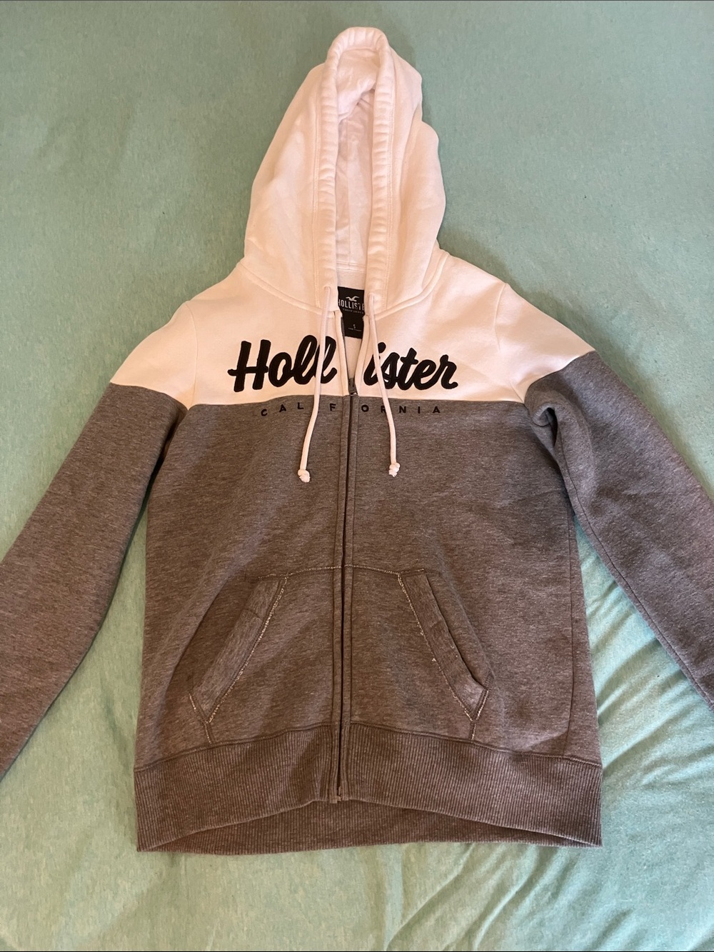 Hollister Women’s Soft Gray & White Zip-Up Hoodie – Cozy & Casual